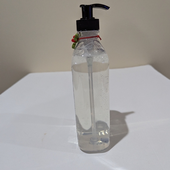 NEW Home & Body Co. Holly Berry Scented Hand Soap. Size 17 Oz. Christmas Theme - Picture 4 of 5